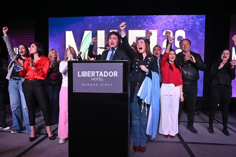 Javier Milei festeja arriba del escenario (Foto: Victoria Gesualdi)