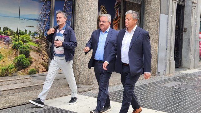 Raúl Halil y Rolando Figueroa llegando a la Casa de Salta en Buenos Aires.