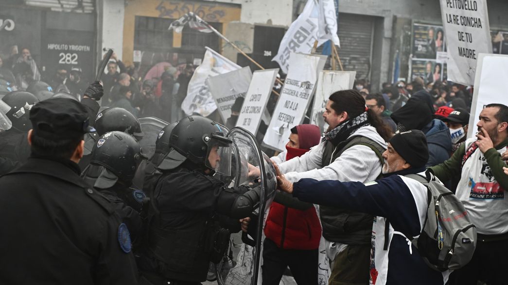 Era Javier Milei: movimientos sociales y piqueteros marcharon por el Puente Avellaneda y fueron reprimidos por la Policía.&nbsp;