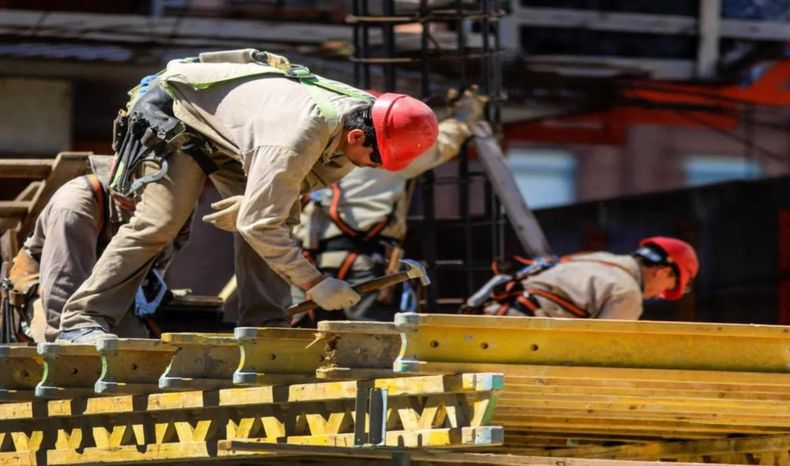 La caída del empleo registrado ya impacta en la recaudación. Advierten sobre los incentivos de la reforma laboral.