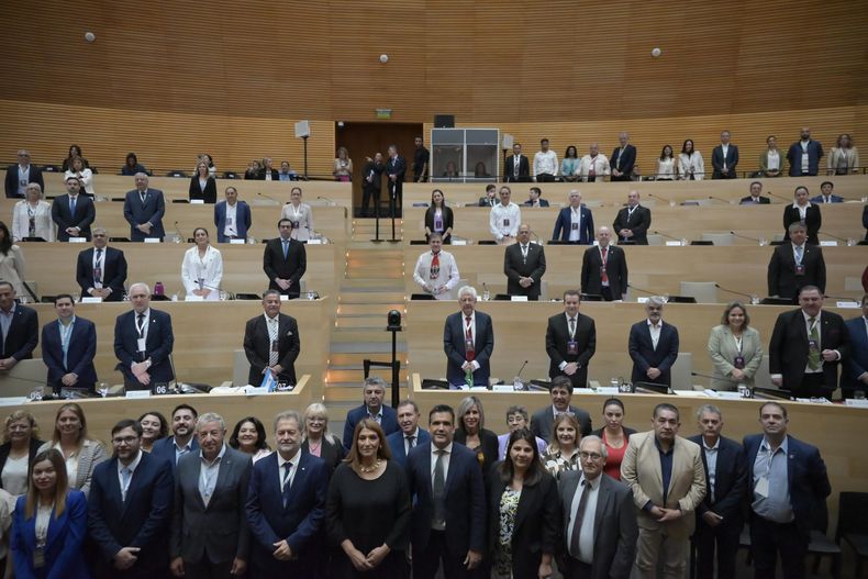 Los parlamentarios del Mercosur posan junto a diputados nacionales, legisladores provinciales y autoridades de la Legislatura de Córdoba.
