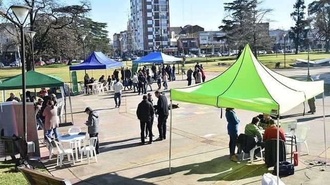 a la calle: intendente de consenso federal lleva su gabinete a la plaza