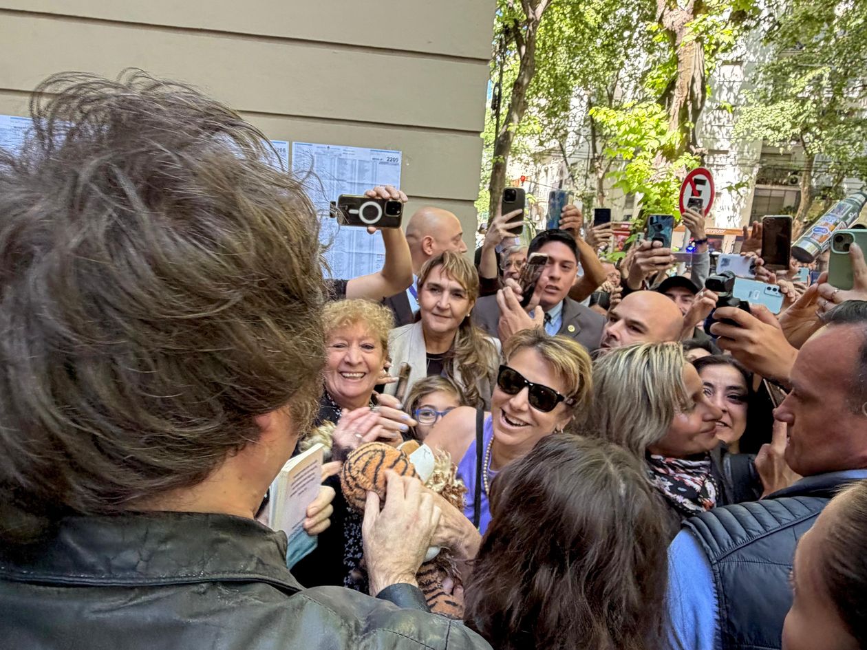 Una multitud acompañó a Javier Milei a emitir su voto en Almagro.