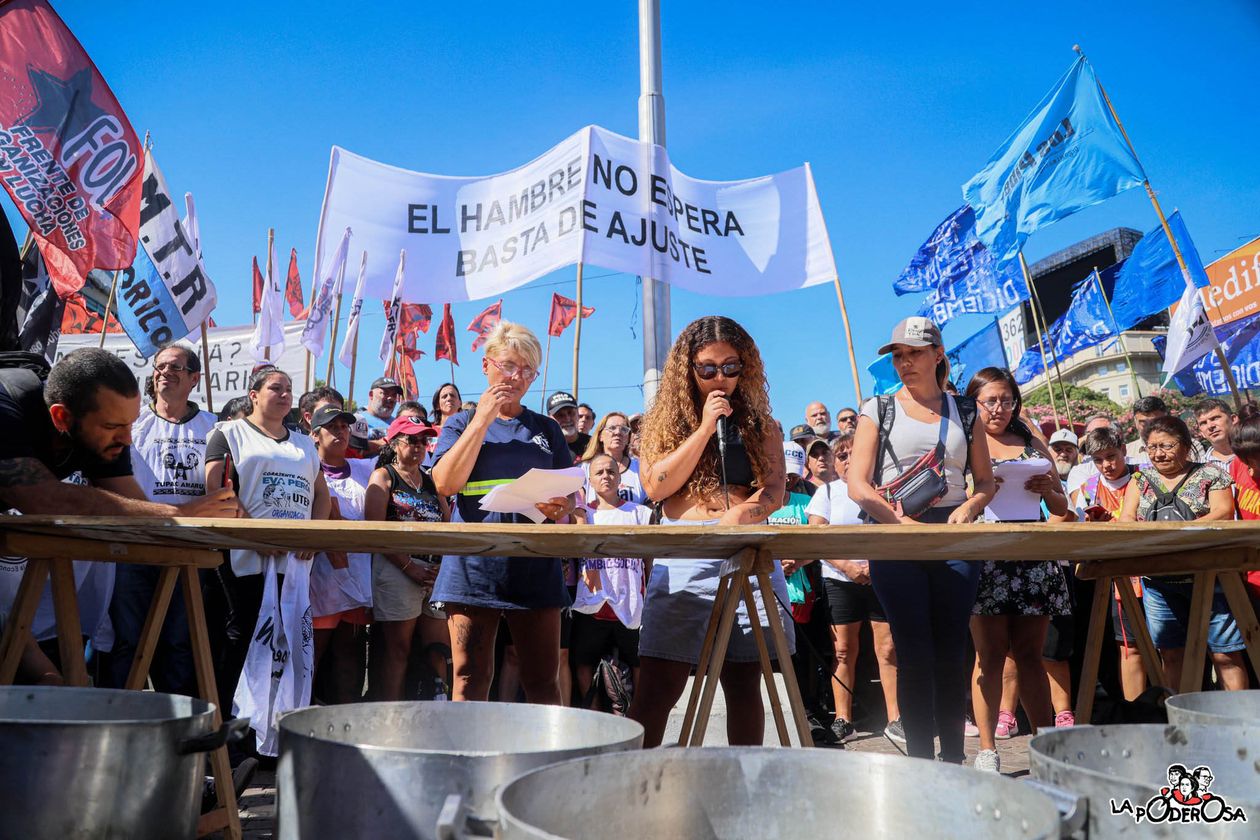 Movimientos sociales realizan una jornada nacional de protesta con 500 cortes en todo el país a fin de reclamarle el Gobierno nacional alimentos para los comedores populares. Noticias Argentinas &nbsp;