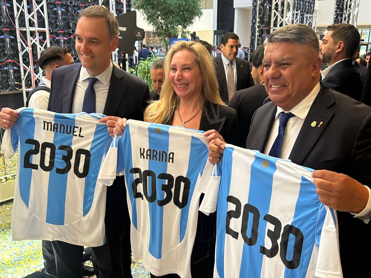 Manuel Adorni, Karina Milei y Chiqui Tapia.