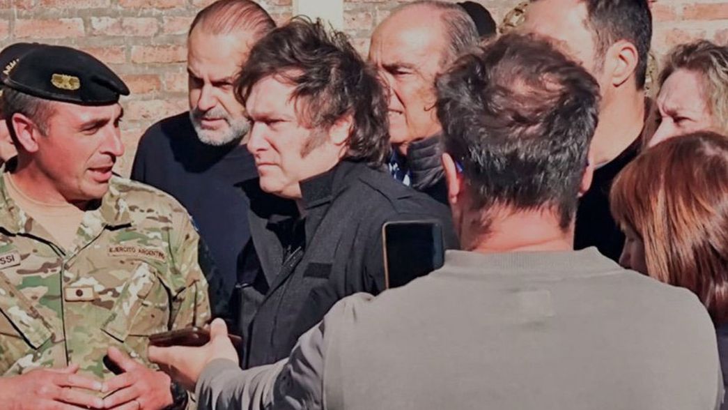 Javier Milei en Bahía Blanca. El Presidente sufrió un recibimiento hostil.