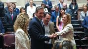 Carlitos Soria, entre sus hermanos, en la jura de Martín como senador por Río Negro.&nbsp;