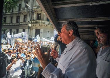 Carlos Rojo en un acto en defensa de la salud pública