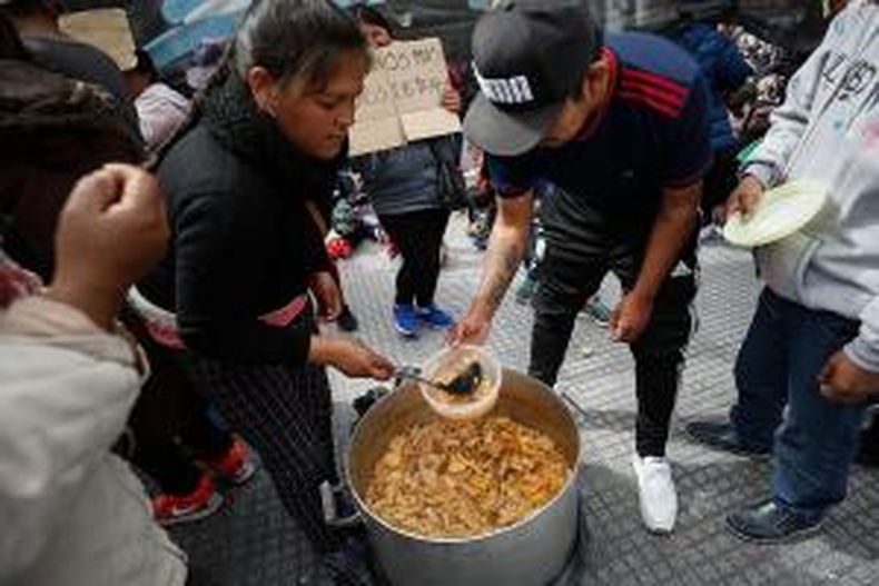 pobres comiendo.jpg