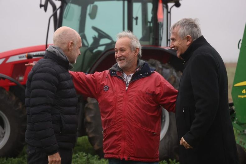 Horacio Rodríguez Larreta, Enrique Cravero (dueño del campo) y Gerardo Morales en el campo La Germana.