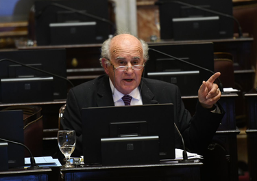 Oscar Parrilli y otros tres senadores del PJ de la Patagonia piden que el 50% de las represas quede en manos de las provincias.