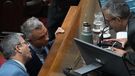 Martín Menem, Sebastián Pareja (LLA) y Germán Martínez (Unión por la Patria). Negocian cambios a la reforma del Banco Central.&nbsp;