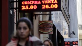 El laissez faire del Banco Central dejó al dólar al filo de los $26
