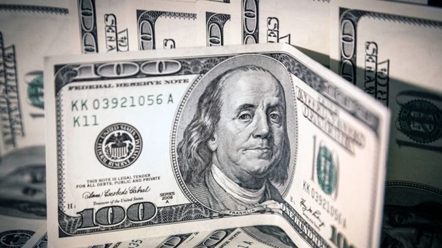 el dolar blue pega un salto y cotiza a $286 tras las nuevas restricciones