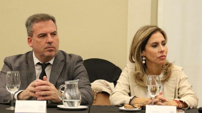 Marcos Peyrano junto a Romina Diez en un acto de La Libertad Avanza en Santa Fe.