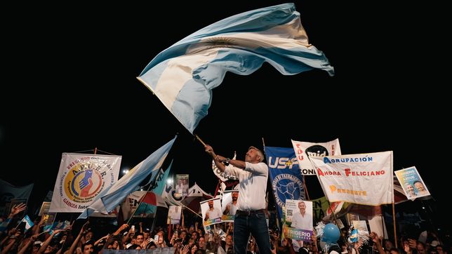 Rogelio Frigerio cerró su campaña este jueves por la noche, con un acto en un estadio de fútbol en Concordia, junto a toda la dirigencia provincial y local de Juntos. Llegaron columnas de militantes de distintas ciudades.