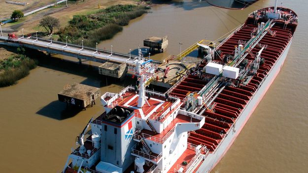 Sin trabas judiciales, YPF reflota un polémico contrato naviero del macrismo