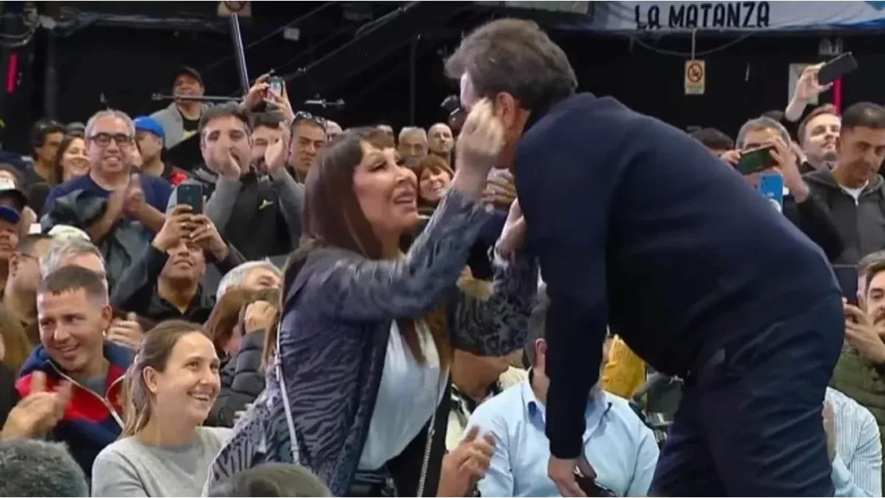 Moria Casán se despide de Sergio Massa en un acto de campaña.