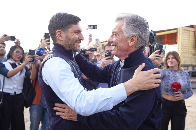 Maximiliano Pullaro y Mauricio Macri, cerca, muy cerca.