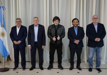 Javier Milei y sus gobernadores Raúl Jalil, Osvaldo Jaldo, Gustavo Sáenz y Hugo Passalacqua. Los necesita para garantizar el DNU del FMI. 