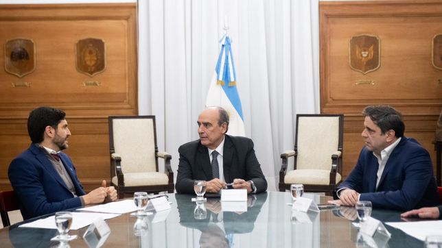 Maximiliano Pullaro se reunido con Guillermo Francos y Lisandro Catalán, los enviados de Javier Milei para reactivar la obra pública. 