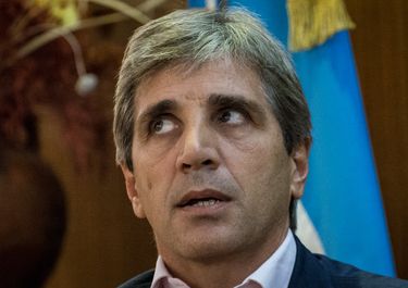 Toto Caputo, a contramano del dogma libertario, regula y protege algo de la industria local&nbsp;