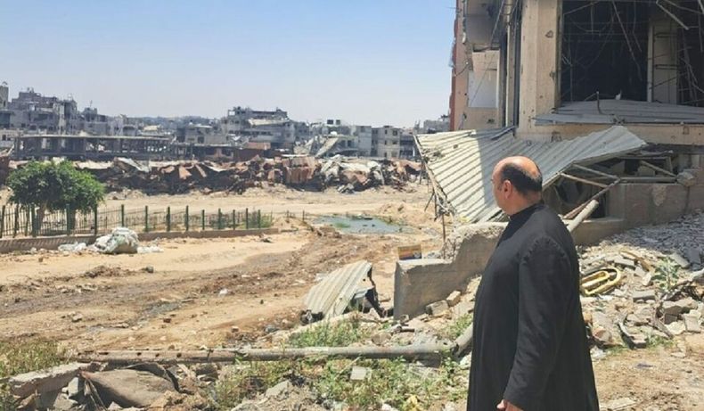 El párroco de Gaza con quien el papa Francisco habla diariamente