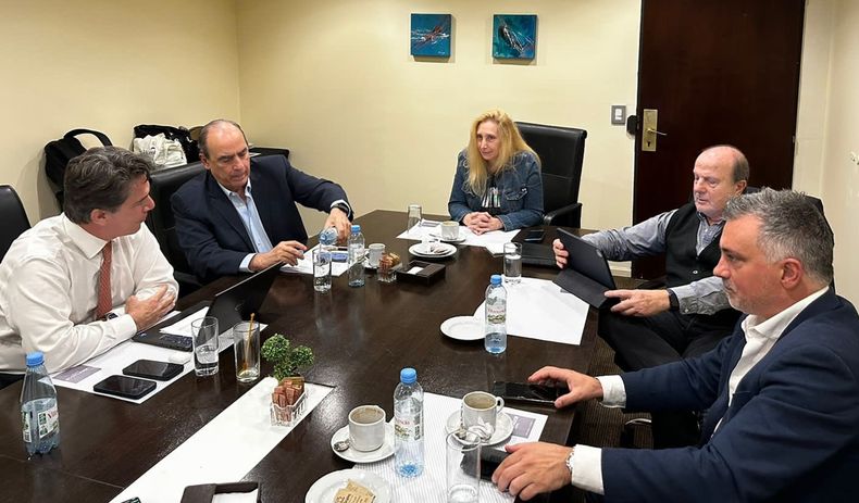 Guillermo Ferraro y Nicolás Posse comparten una reunión en el Hotel Libertador