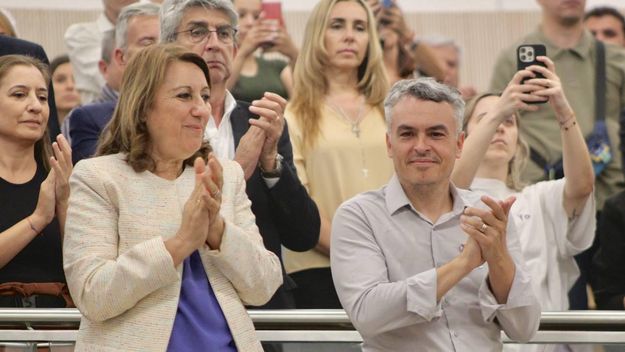 Los dos representantes del socialismo en el Congreso: Mónica Fein dejará la Cámara de Diputados el 10D y Esteban Paulón continuará en su banca hasta 2027. Los dos representantes del socialismo en el Congreso: Mónica Fein dejará la Cámara de Diputados el 10D y Esteban Paulón continuará en su banca hasta 2027.