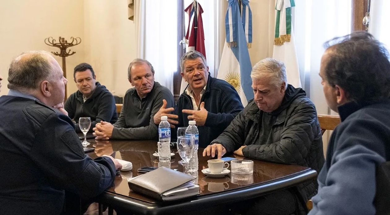 Las autoridades de Río Cuarto, con el diputado Carlos Gutiérrez en la mesa, se reunieron el lunes para analizar la situación provocada por la ola de robos en la ciudad. Foto: Diario Puntal.&nbsp;