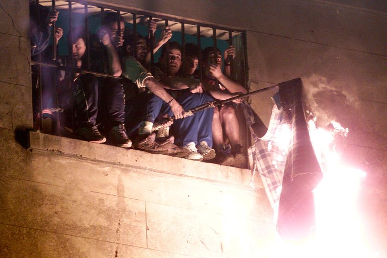 Motín en el penal de Devoto, en la Ciudad de Buenos Aires, en reclamo de mejores condiciones de detención.