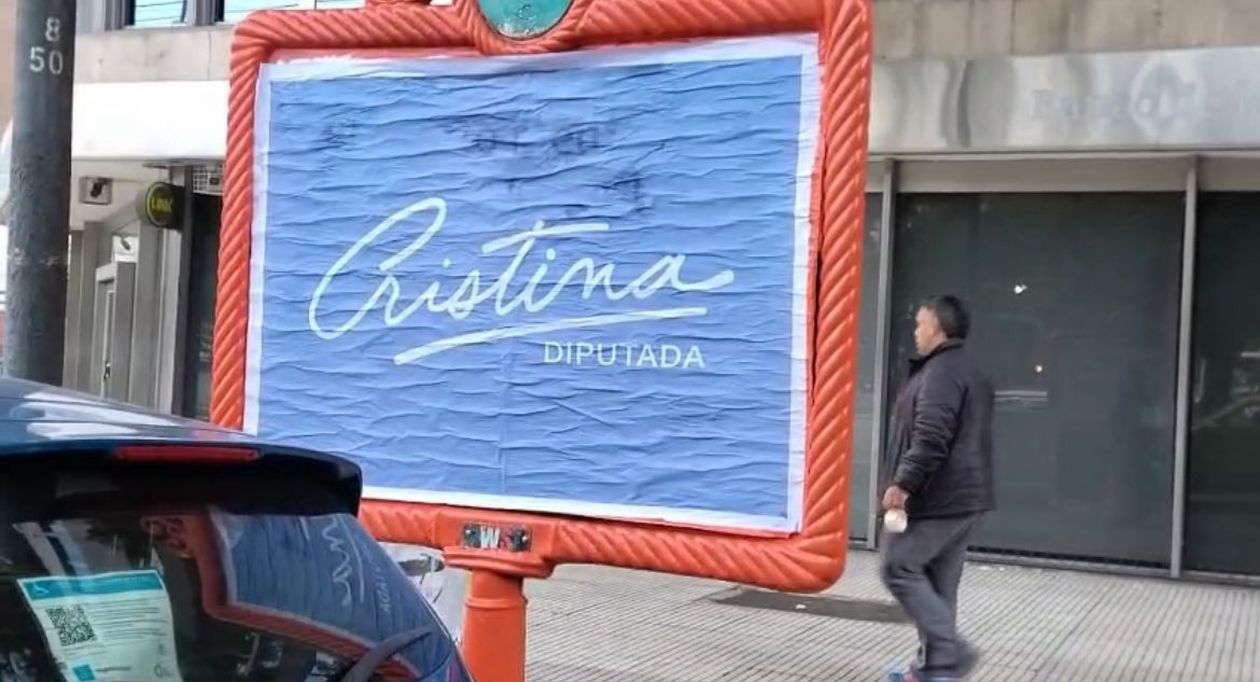 Los afiches de campaña de CFK aparecieron enseguida, tras el anuncio de la candidatura.
