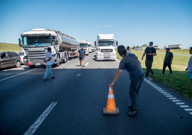 Pasó el corte, quedan los reclamos de los transportistas de granos