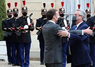 Macron: apoyo explícito con la deuda y yapa por Venezuela