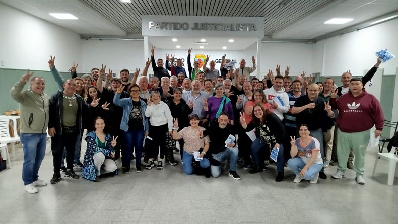 Otra foto de la unidad: el comando organizativo en la Unidad Básica de General Pico, con presencia de referencias del vernismo.