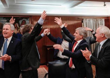 Toto Caputo, empoderado por Scott Bessent, definirá el nuevo precio del dólar.