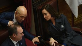 Victoria Villarruel con Bartolomé Abdala y Rubén Giustinian, líderes de La Libertad Avanza en el Senado, donde debe tratarse Ficha limpia.&nbsp;
