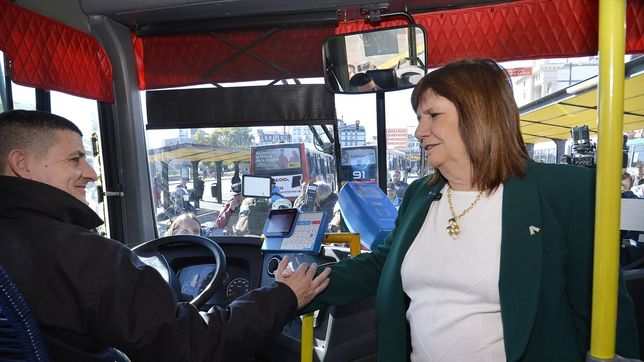 Patricia Bullrich subió a un colectivo que no se adhirió al paro general de la CGT.