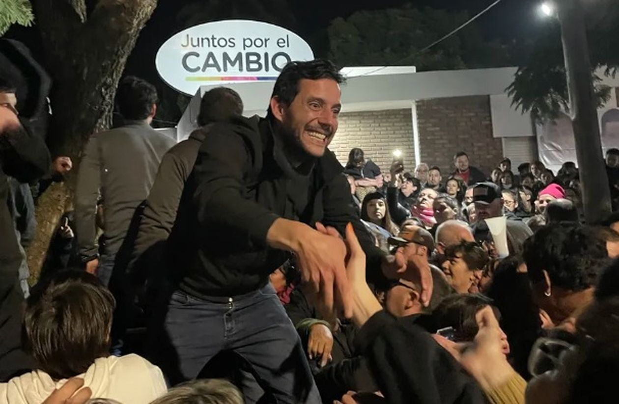 Ignacio Tagni en la noche en que consiguió destronar al peronismo de Villa Nueva, con un amplio armado político