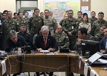 Piñera habló de una “guerra”, pero su jefe militar lo refutó