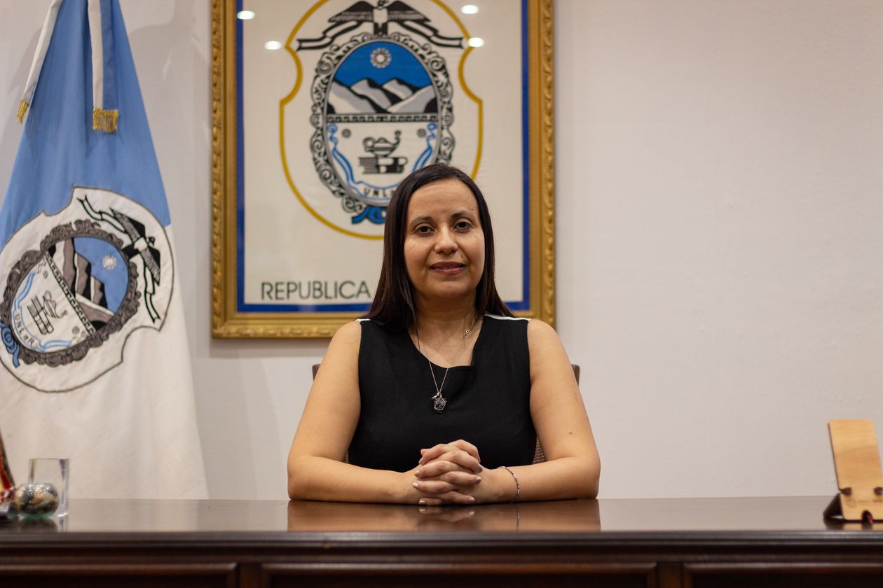 Natalia Albarez Gómez es la primera rectora mujer de la UNLaR.