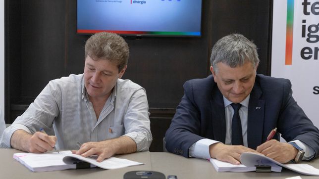 Melella y Marín en la firma del acuerdo que le permitirá a Tierra del Fuego operar sus propios yacimientos.