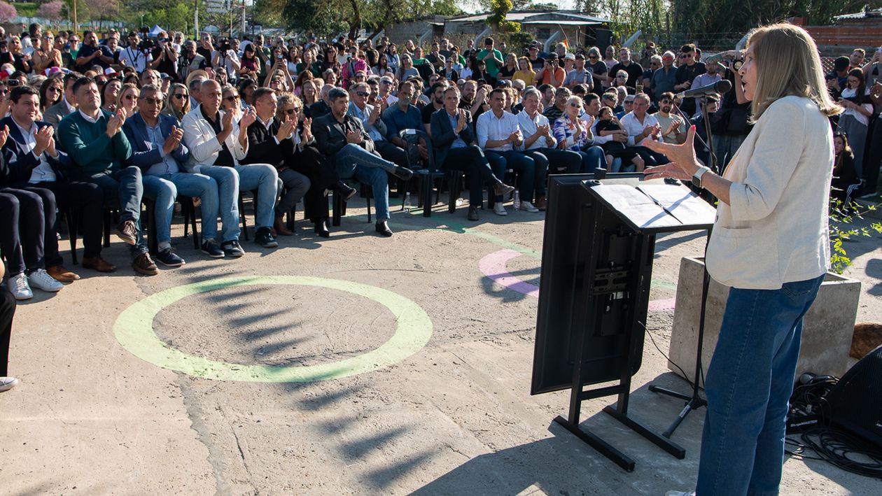 Rosario Romero inaugurando el Paseo del Sol.