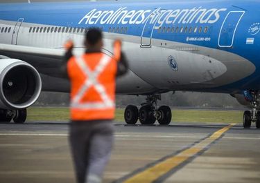 Javier Milei busca reconfigurar el sistema laboral en Aerolíneas Argentinas