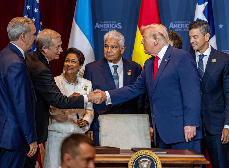 Donald Trump saluda a José Antonio Kast en el lanzamiento del Escudo de las Américas.