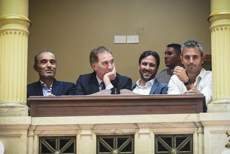 Lule Menem, Diego Santilli y Martín Menem, en el palco durante el debate del Presupuesto en el Senado.