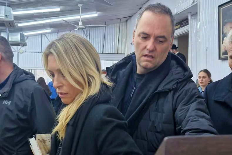 Manuel Adorni y Betina Angeletti, en Estados Unidos.