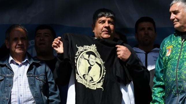 moyano, sin microfono en el escenario y con discurso zen para la tv