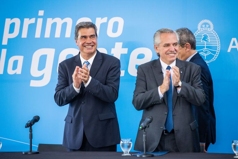 Alberto Fernández junto al gobernador Jorge Capitanich en un acto en Chaco