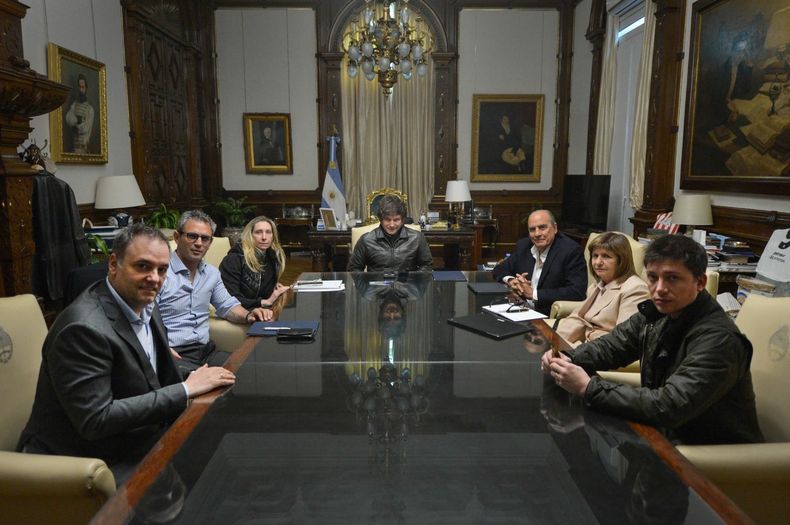 Javier Milei, junto a su mesa política. 
